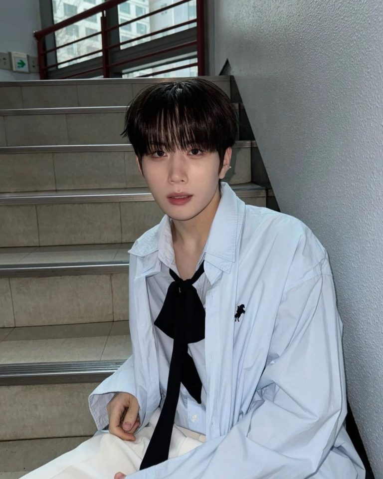 A SIX Members Profile, Ages, Heights & (Updated Facts!)