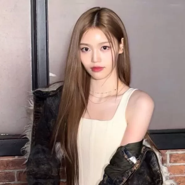 Jeong Saebi (izna) Profile, Age, Birthday, Height, & Facts